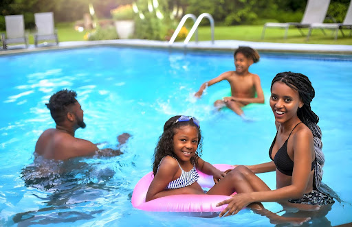 Hoe een zwembad te verwarmen